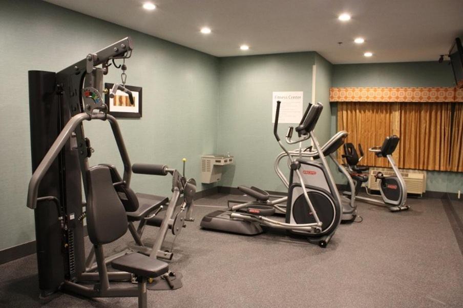 Holiday Inn Express - Ludlow - Chicopee Area By Ihg Экстерьер фото