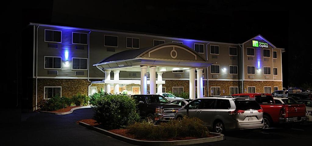 Holiday Inn Express - Ludlow - Chicopee Area By Ihg Экстерьер фото