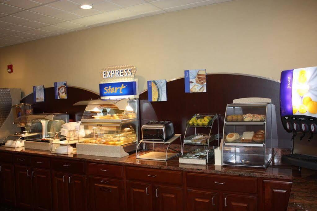 Holiday Inn Express - Ludlow - Chicopee Area By Ihg Экстерьер фото