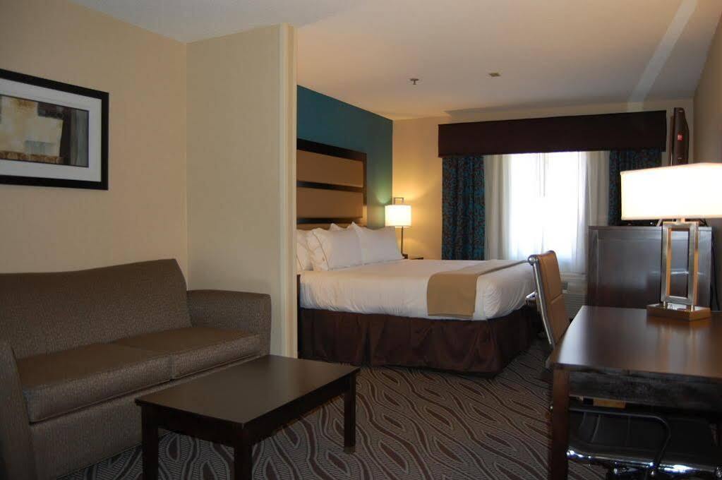 Holiday Inn Express - Ludlow - Chicopee Area By Ihg Экстерьер фото