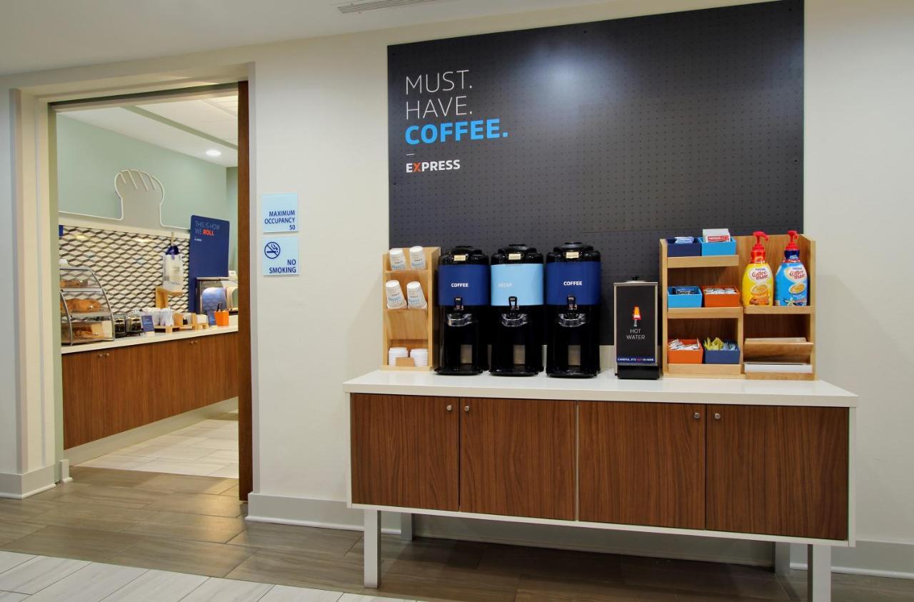 Holiday Inn Express - Ludlow - Chicopee Area By Ihg Экстерьер фото