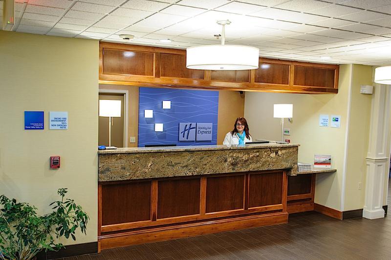 Holiday Inn Express - Ludlow - Chicopee Area By Ihg Экстерьер фото